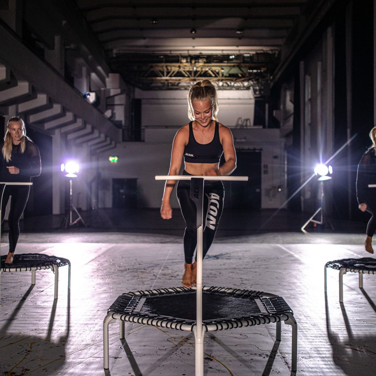 Frauen trainieren auf Trampolinen. Wie lange sollte man täglich auf dem Trampolin trainieren?
