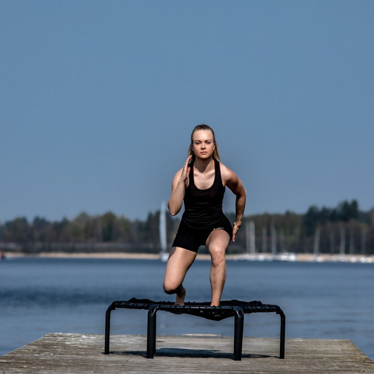 Frau macht Yoga. Trampolin Yoga.