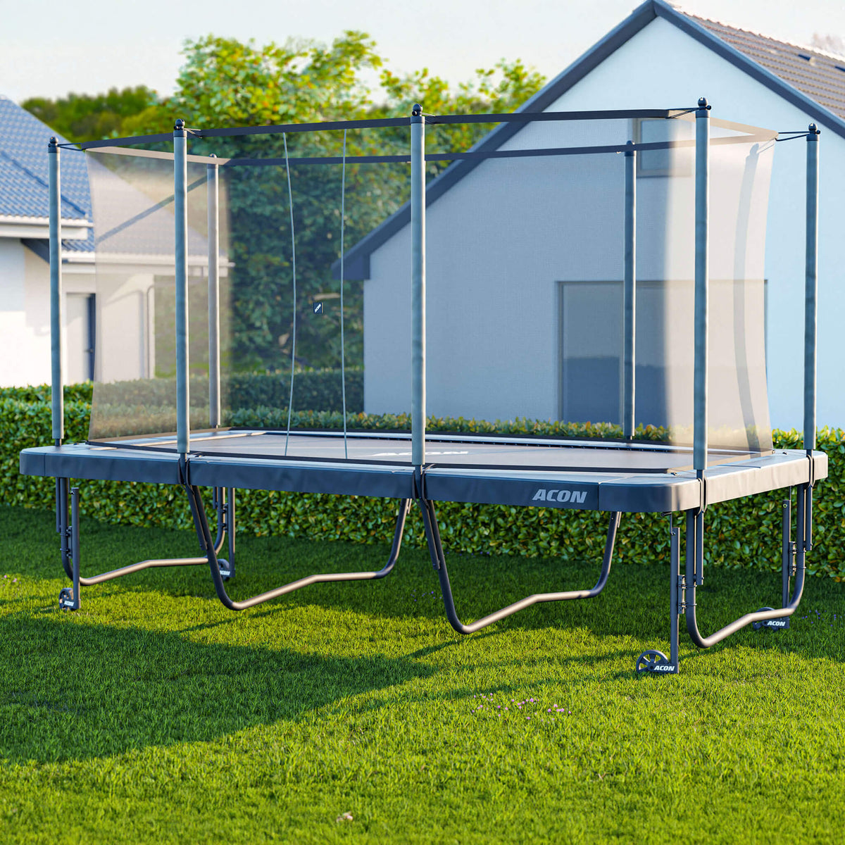 Ein rechteckiges Trampolin, das mit Acon Trampolinrädern angehoben wird.