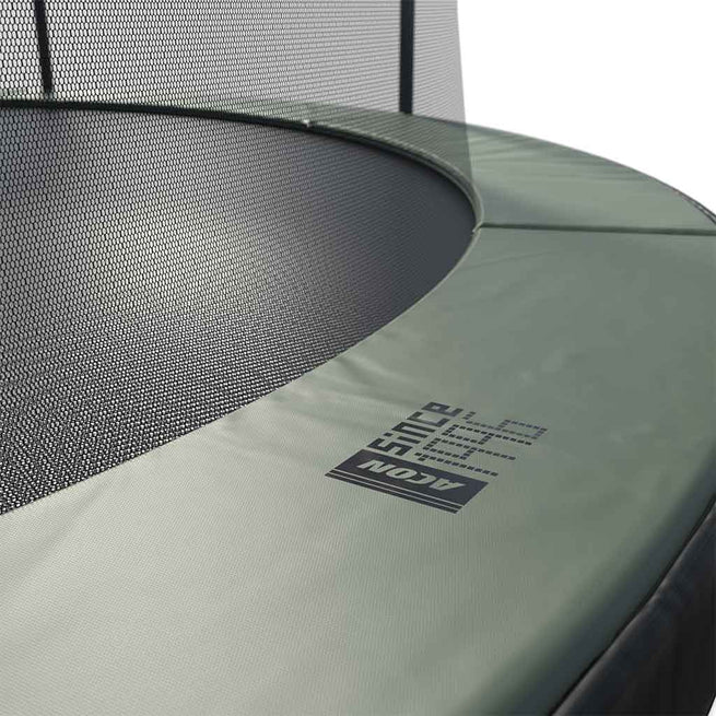 Detailansicht des Sicherheitspolsters und -netzes des runden Acon Air-Trampolins
