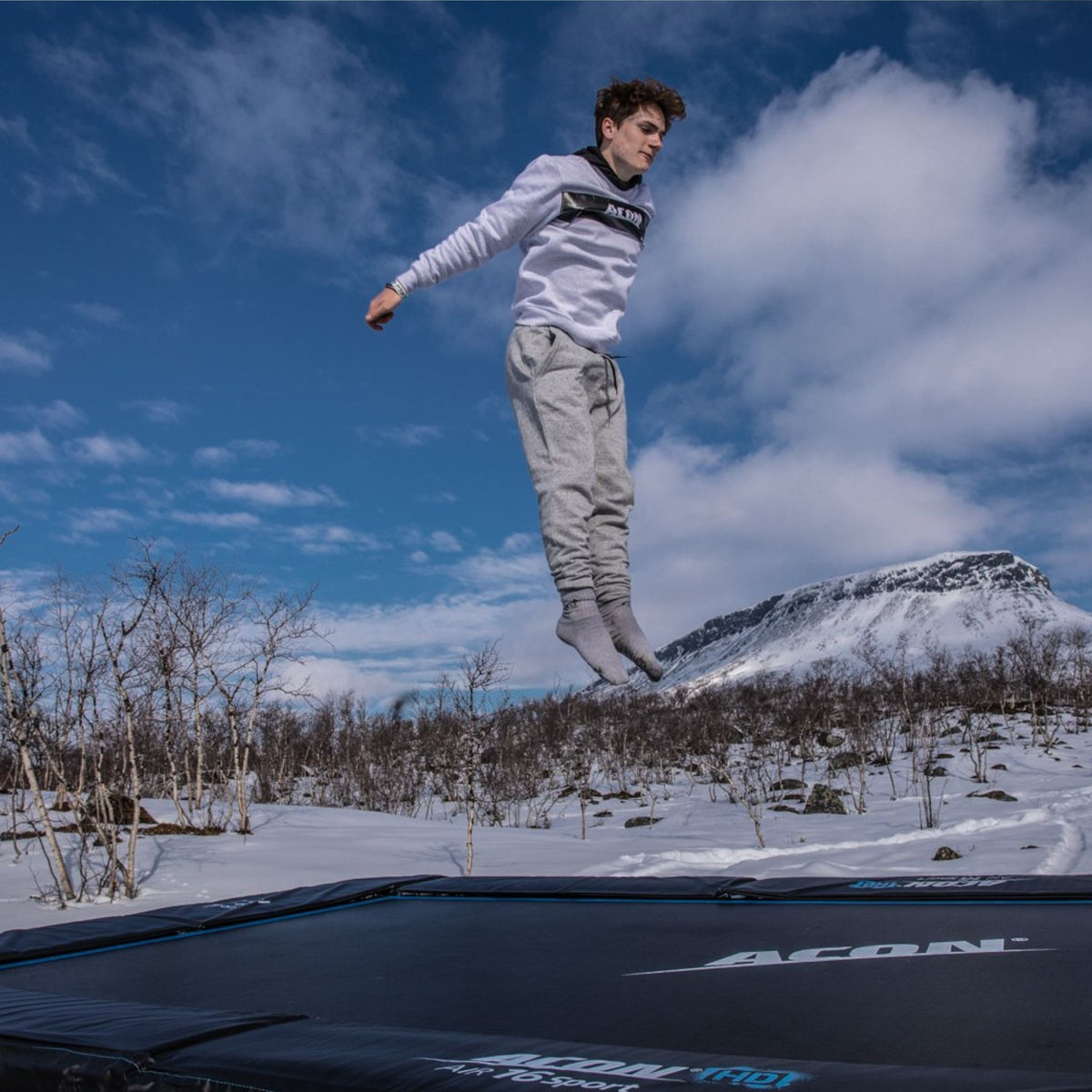 Teenager hüpft auf Trampolin. Beliebtheit.