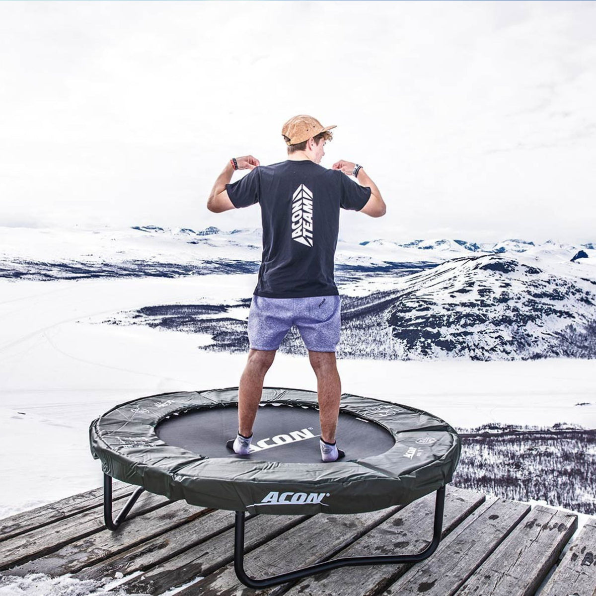 Teenager steht auf Trampolin. Beliebheit.