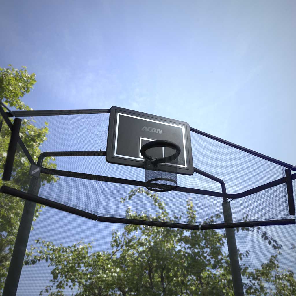 Außenaufnahme eines Acon Basketballkorb-Backnets auf einem rechteckigen Trampolin