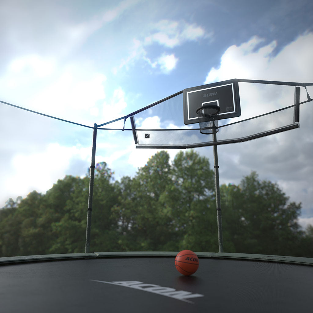 Außenaufnahme eines Acon Basketballkorb-Backnets auf einem runden Trampolin