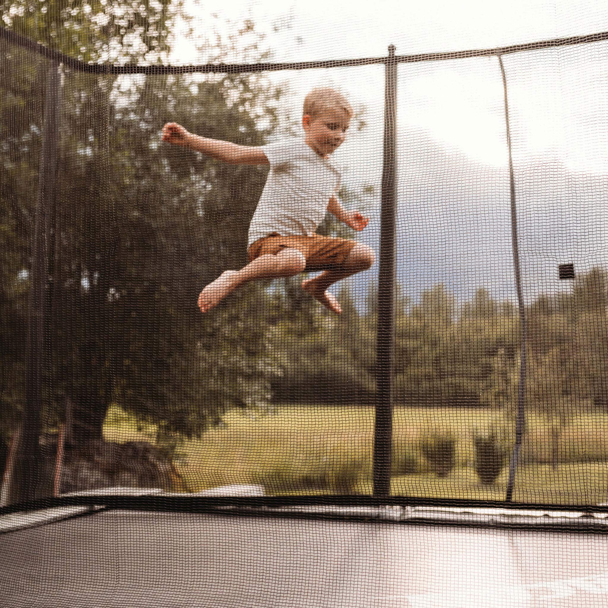 Ein Junge, der auf einem Trampolin springt.