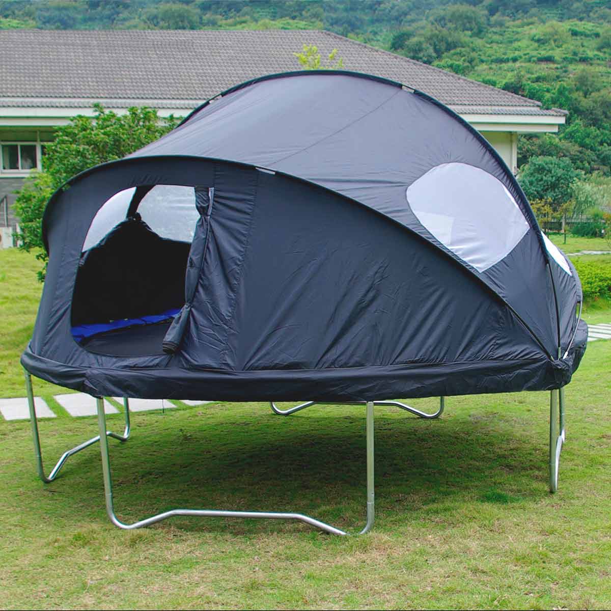Ein Trampolin auf dem Hof mit einem Trampolin-Zelt installiert